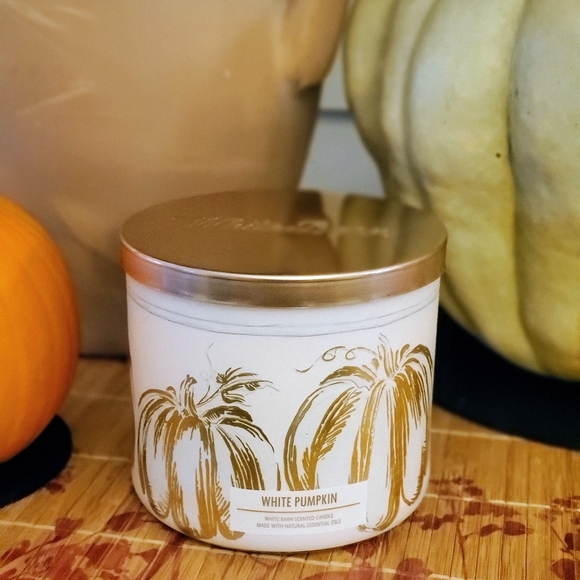 White Barn - Gingered White Pumpkin Carmel Glaze Candle - White / Gold NWT - Picture 2 of 6